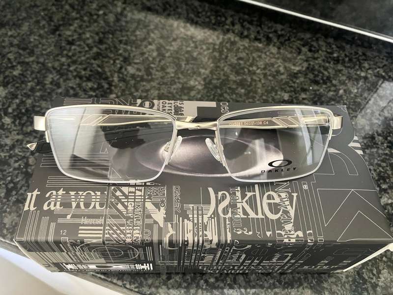 Oakley reading sunnies