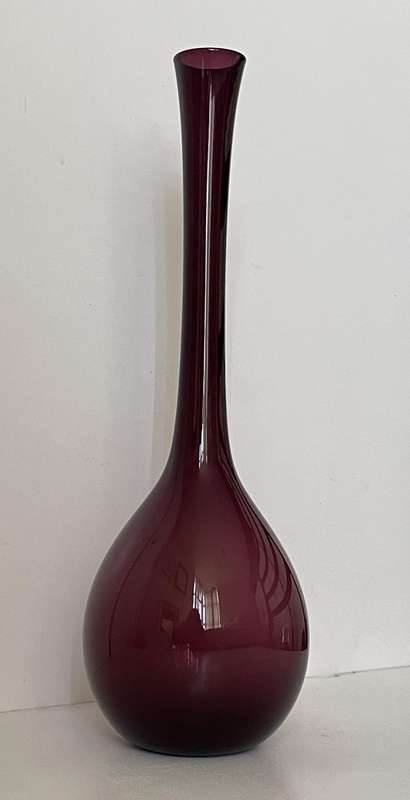 CRIMSON MID CENTURY SWEDISH SCANDINAVIAN DISPLAY VASE 25CM