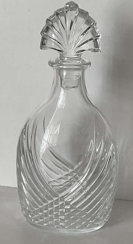 ANTIQUE COLLECTABLE CUT GLASS DECANTER WITH CLAM SHELL STOPPER
