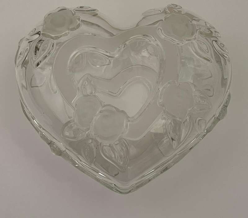 HEART SHAPE WITH FROSTED ROSES CRYSTAL GLASS CANDY JAR/JEWELRY BOX WITH LID 16CM