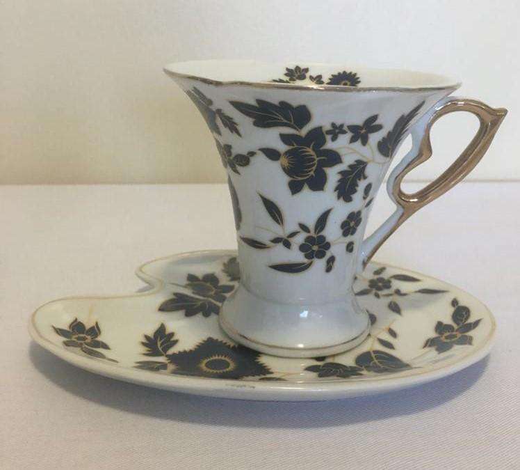 VINTAGE CUP AND PORCELAIN SNACK TRAY