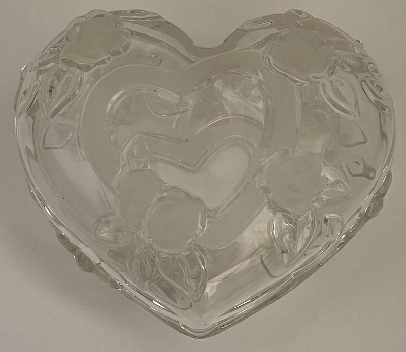 HEART SHAPE WITH FROSTED ROSES CRYSTAL GLASS CANDY JAR/JEWELRY BOX WITH LID 16CM
