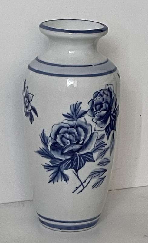 REGENT CHINA HAND PAINTED DELFT VASE WITH BLUE ROSES 14.5CM