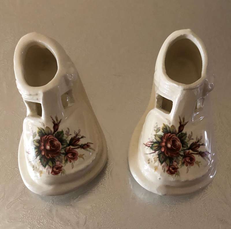 VINTAGE PORCELAIN TWO BABY SHOES