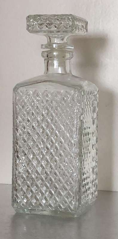 ITALIAN CUT GLASS DECANTER 23CM