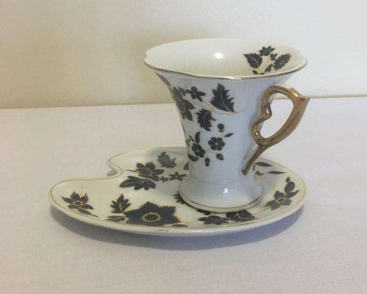 VINTAGE CUP AND PORCELAIN SNACK TRAY