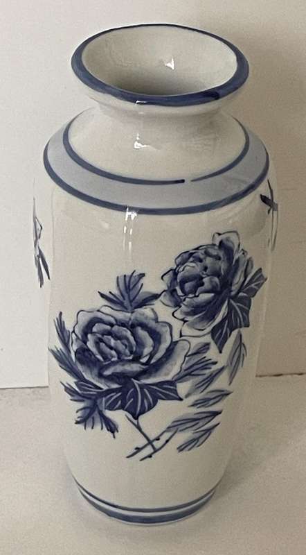 REGENT CHINA HAND PAINTED DELFT VASE WITH BLUE ROSES 14.5CM