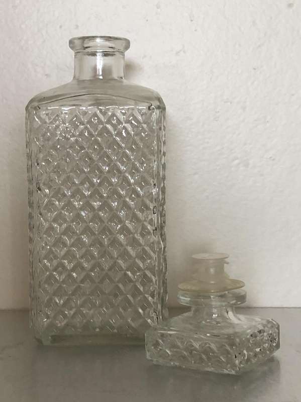 ITALIAN CUT GLASS DECANTER 23CM