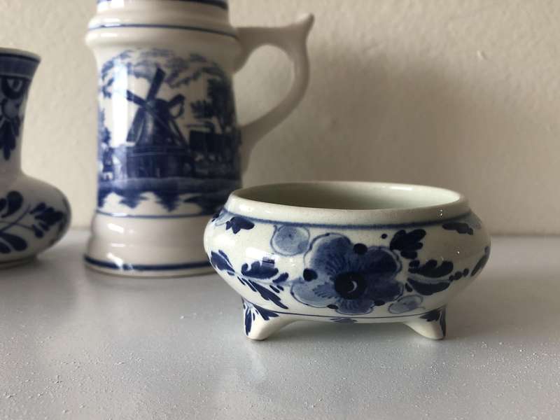 SMALL DUTCH BEER MUG AND DELFT PIN TRAYS AND VASE