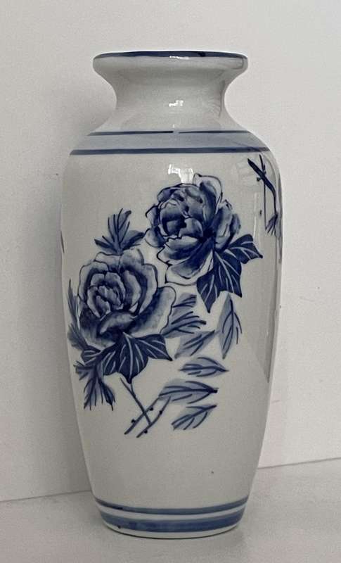 REGENT CHINA HAND PAINTED DELFT VASE WITH BLUE ROSES 14.5CM