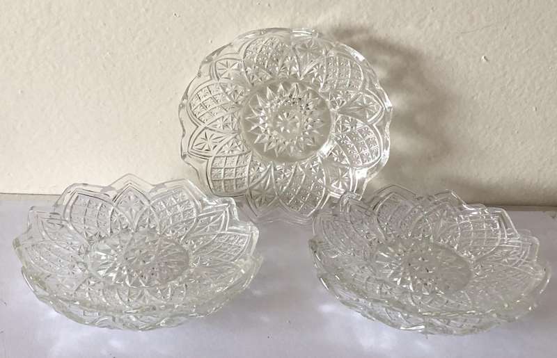 FIVE VINTAGE ELEGANT DESSERT/CAKE PLATES - 14CM