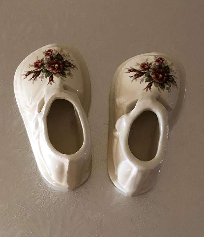 VINTAGE PORCELAIN TWO BABY SHOES
