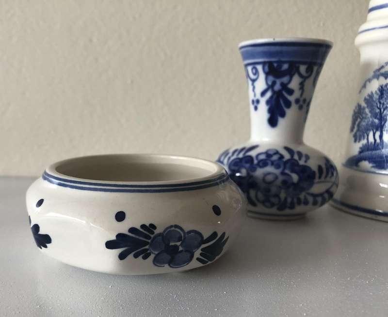 SMALL DUTCH BEER MUG AND DELFT PIN TRAYS AND VASE