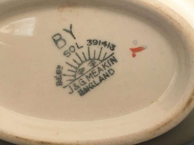 VINTAGE J & G MEAKIN ENGLAND GRAVY BOAT