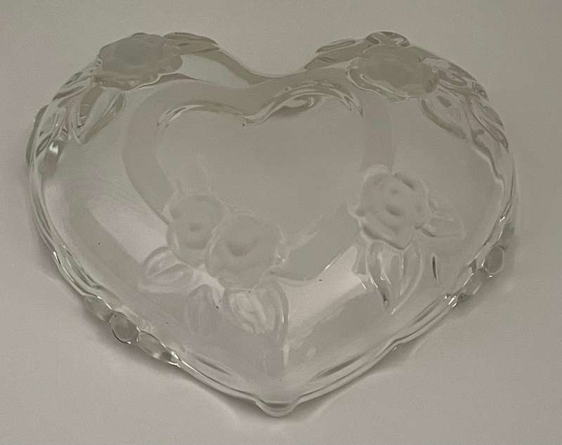 HEART SHAPE WITH FROSTED ROSES CRYSTAL GLASS CANDY JAR/JEWELRY BOX WITH LID 16CM