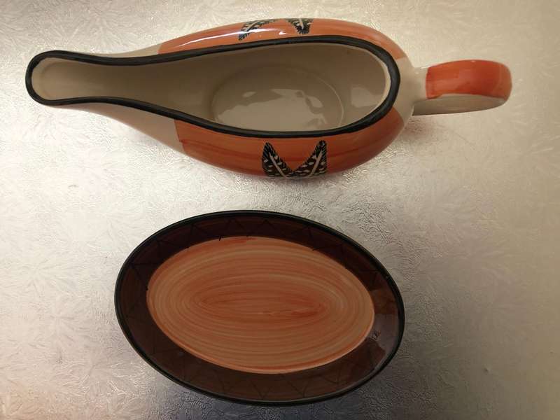 TABLE CHARM EXCLUSIVE GRAVY BOAT WITH TRAY - TWO GUINEA FOWL FEATHERS -  EXCELLENT CONDITION