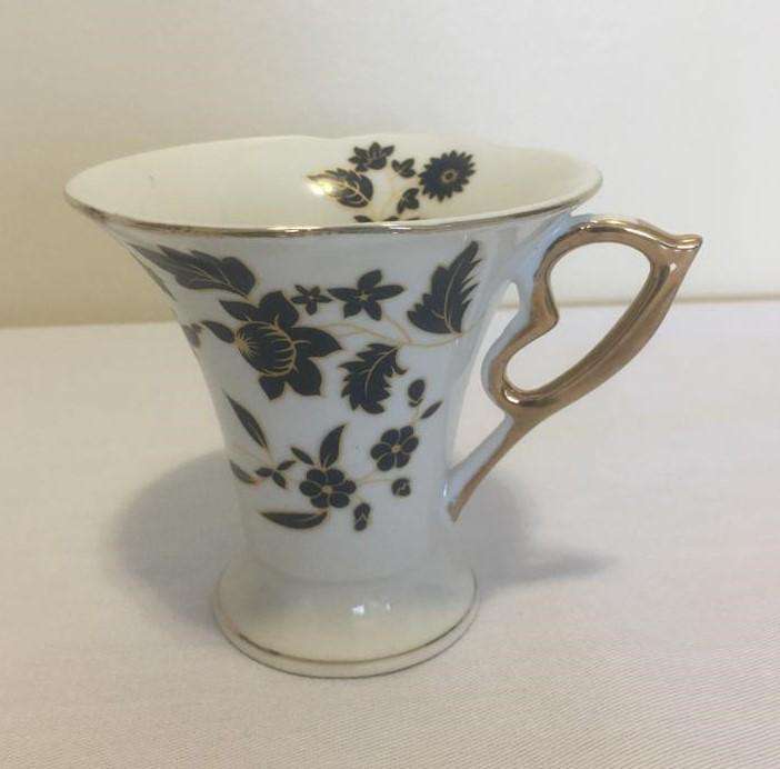 VINTAGE CUP AND PORCELAIN SNACK TRAY