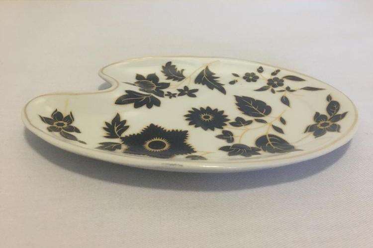 VINTAGE CUP AND PORCELAIN SNACK TRAY