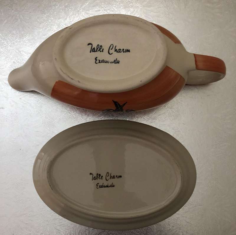 TABLE CHARM EXCLUSIVE GRAVY BOAT WITH TRAY - TWO GUINEA FOWL FEATHERS -  EXCELLENT CONDITION