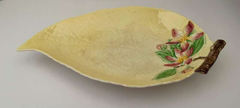 CARLTON WARE MADE IN ENGLAND SERVING DISH WITH FLOWERS 26CM