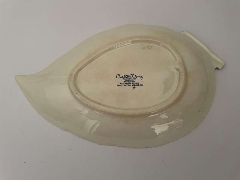 CARLTON WARE MADE IN ENGLAND SERVING DISH WITH FLOWERS 26CM