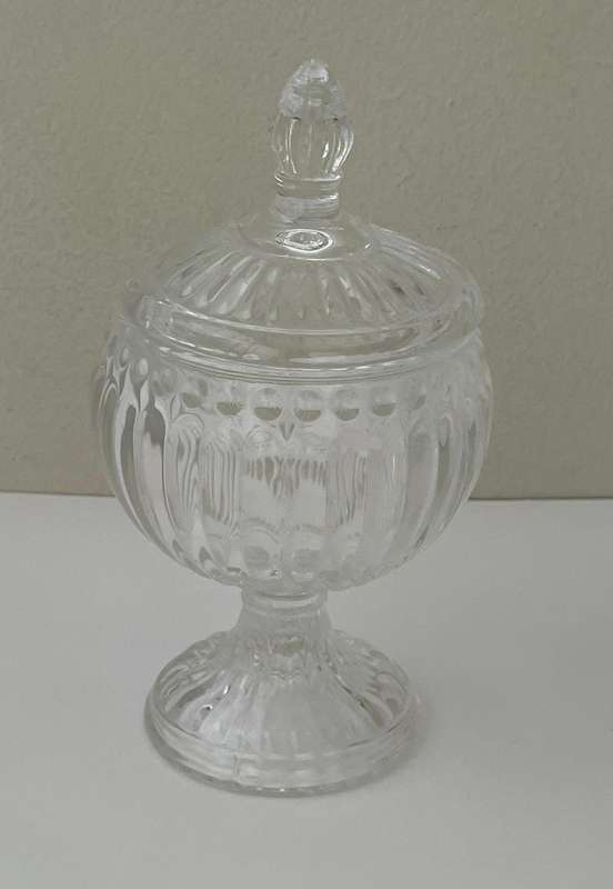 VINTAGE CUT GLASS PEDESTIL SUGAR BOWL WITH LID IN IMMACULATE CONDITION -15CM
