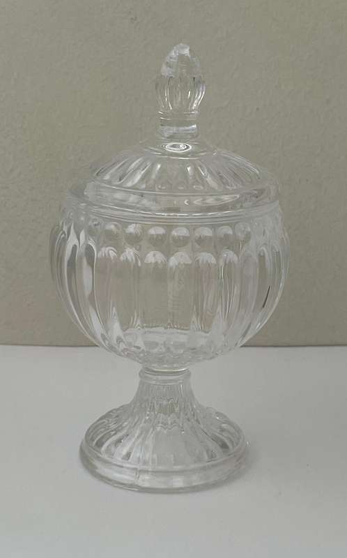 VINTAGE CUT GLASS PEDESTIL SUGAR BOWL WITH LID IN IMMACULATE CONDITION -15CM