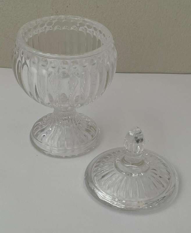 VINTAGE CUT GLASS PEDESTIL SUGAR BOWL WITH LID IN IMMACULATE CONDITION -15CM