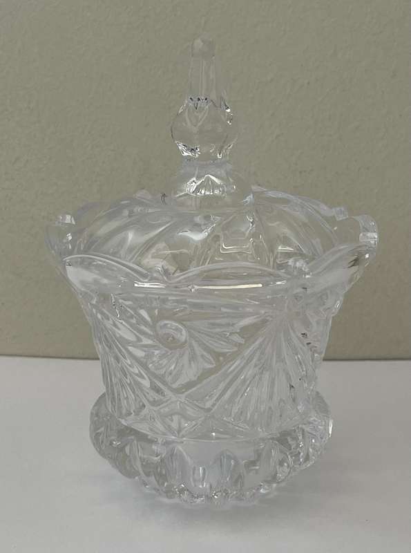 VINTAGE CUT GLASS SUGAR BOWL IN IMMACULATE CONDITION - 13CM