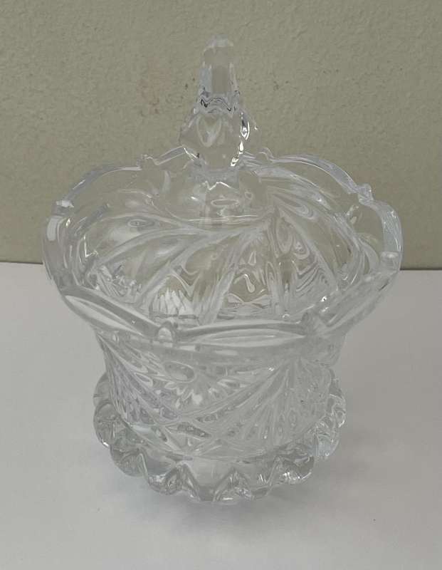 VINTAGE CUT GLASS SUGAR BOWL IN IMMACULATE CONDITION - 13CM