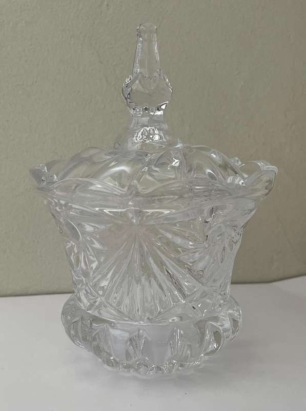 VINTAGE CUT GLASS SUGAR BOWL IN IMMACULATE CONDITION - 13CM