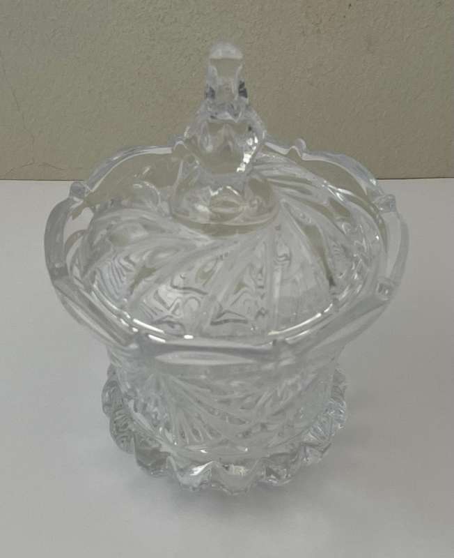 VINTAGE CUT GLASS SUGAR BOWL IN IMMACULATE CONDITION - 13CM