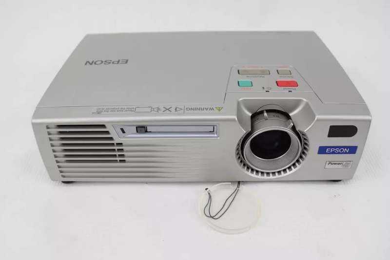 EPSON EMP-735 LCD Projector Home Theater Office Conference /vga/av out(WORKING FUCUS IS OUT)