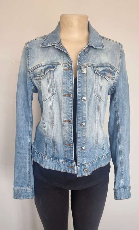 Beautiful fitted denim jacket ...size 10
