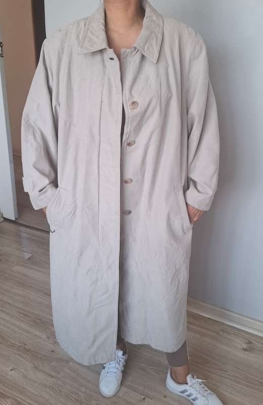 Beautiful beige trench....size XL