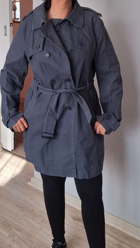 Grey trench coat ....size  large