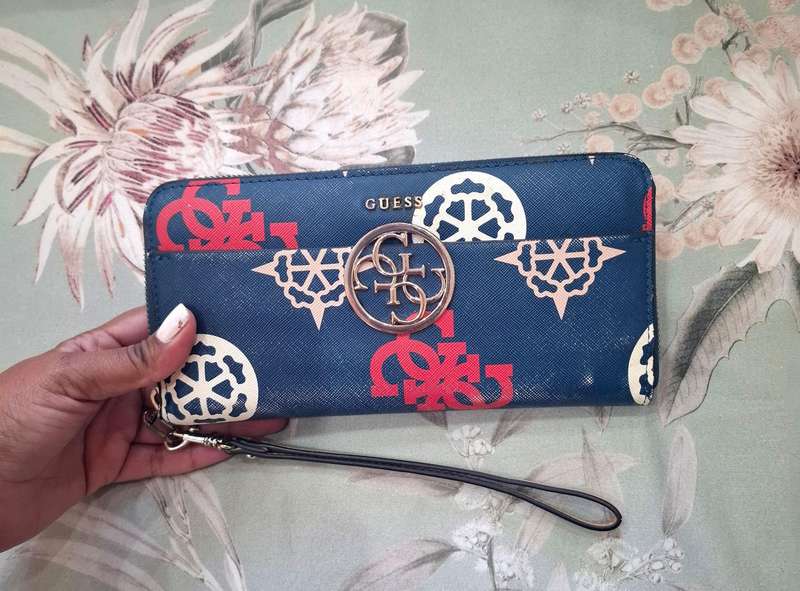 GUESS sling wallet