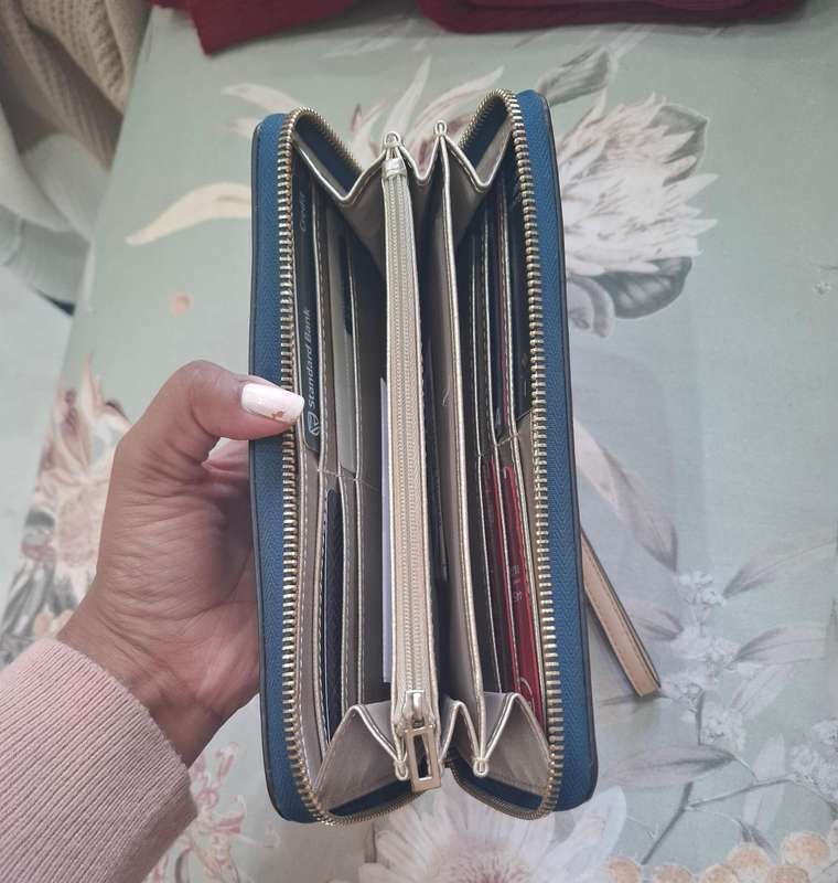 GUESS sling wallet