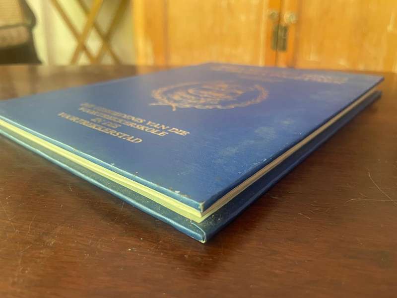 EERS MET DIE HINGS SE TEUELS IGETREK-Die geskiedenis van die Voortrekkerskole in die Voortrekkerstad