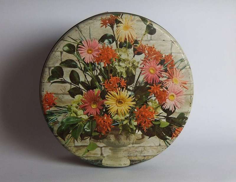 UNDER R100 - Vintage tin - Baumanns biscuits