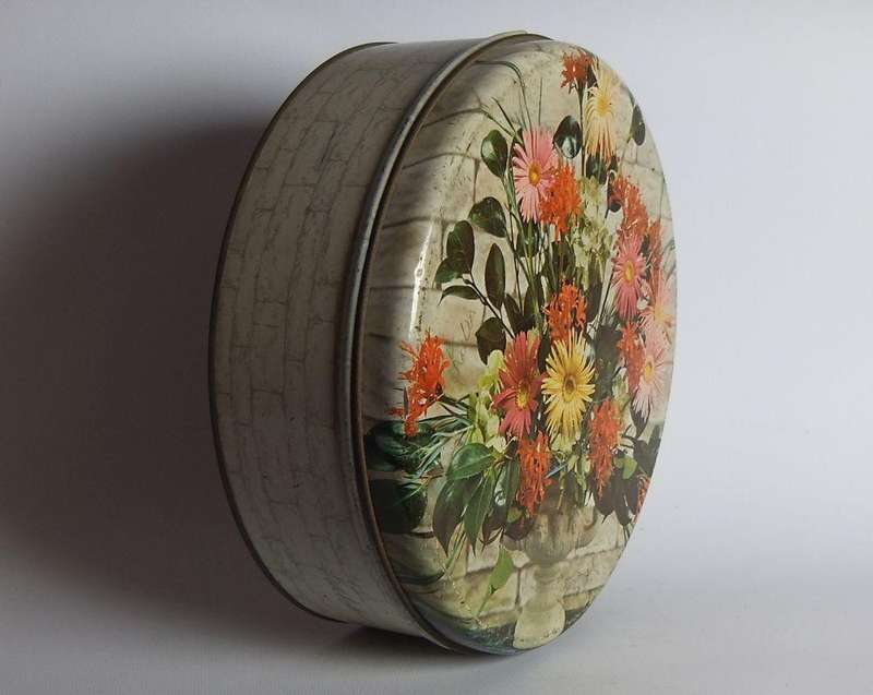 UNDER R100 - Vintage tin - Baumanns biscuits