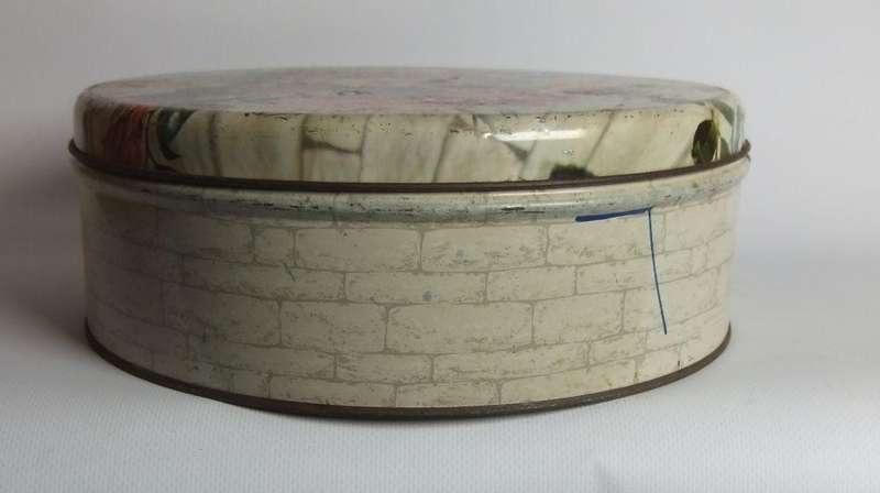 UNDER R100 - Vintage tin - Baumanns biscuits