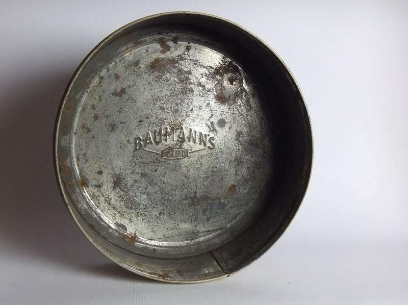 UNDER R100 - Vintage tin - Baumanns biscuits