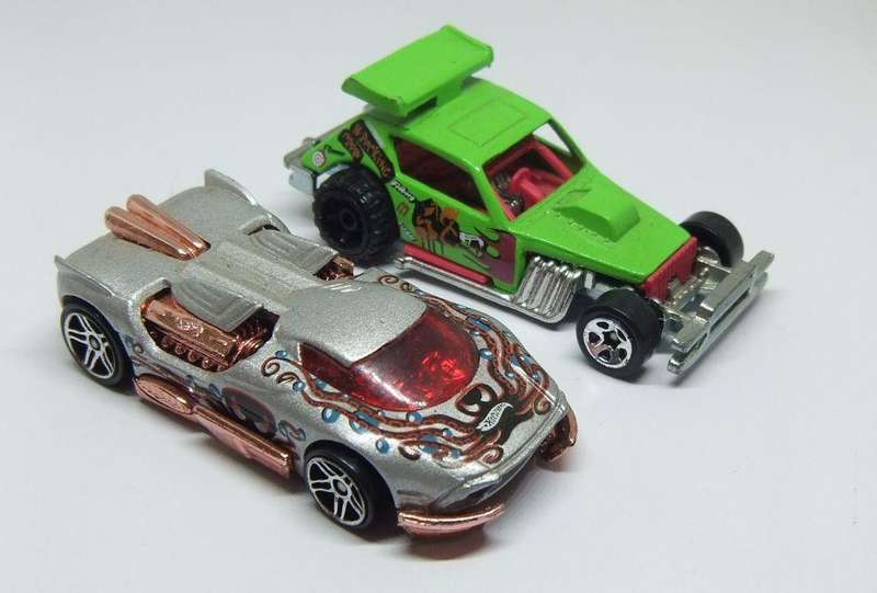 UNDER R100 - Collectable - Two Hot Wheels die cast cars