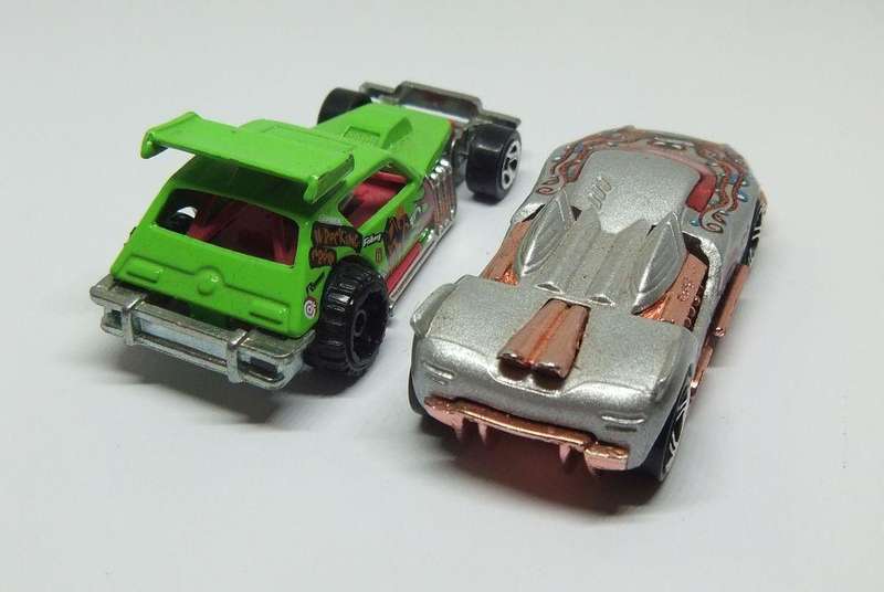 UNDER R100 - Collectable - Two Hot Wheels die cast cars