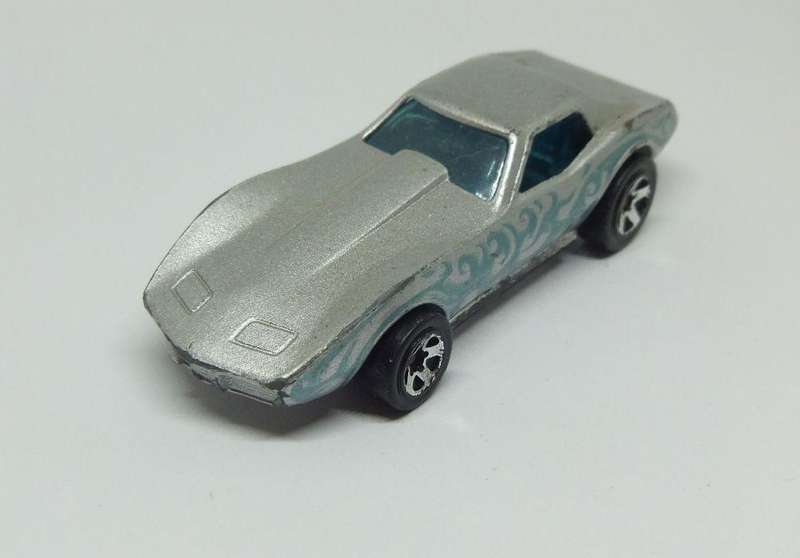 UNDER R100 - Collectable - 1975 die cast metal Hot Wheels Corvette