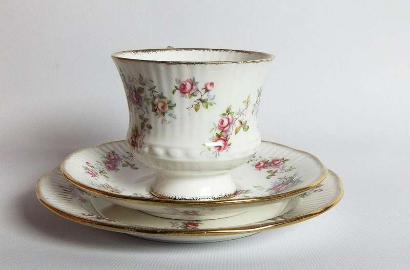 A vintage Elizabethan porcelain trio in the Rosamund pattern - 3 of 3