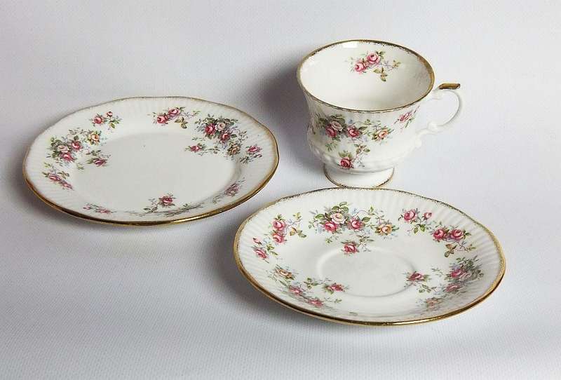 A vintage Elizabethan porcelain trio in the Rosamund pattern - 3 of 3