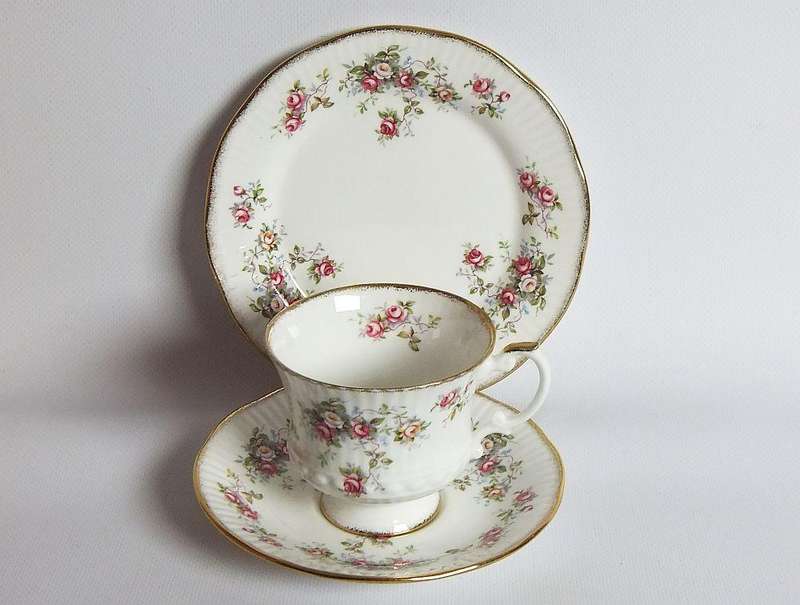 A vintage Elizabethan porcelain trio in the Rosamund pattern - 3 of 3