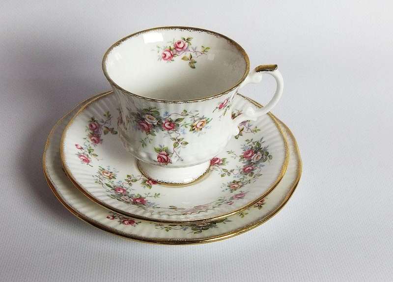 A vintage Elizabethan porcelain trio in the Rosamund pattern - 3 of 3